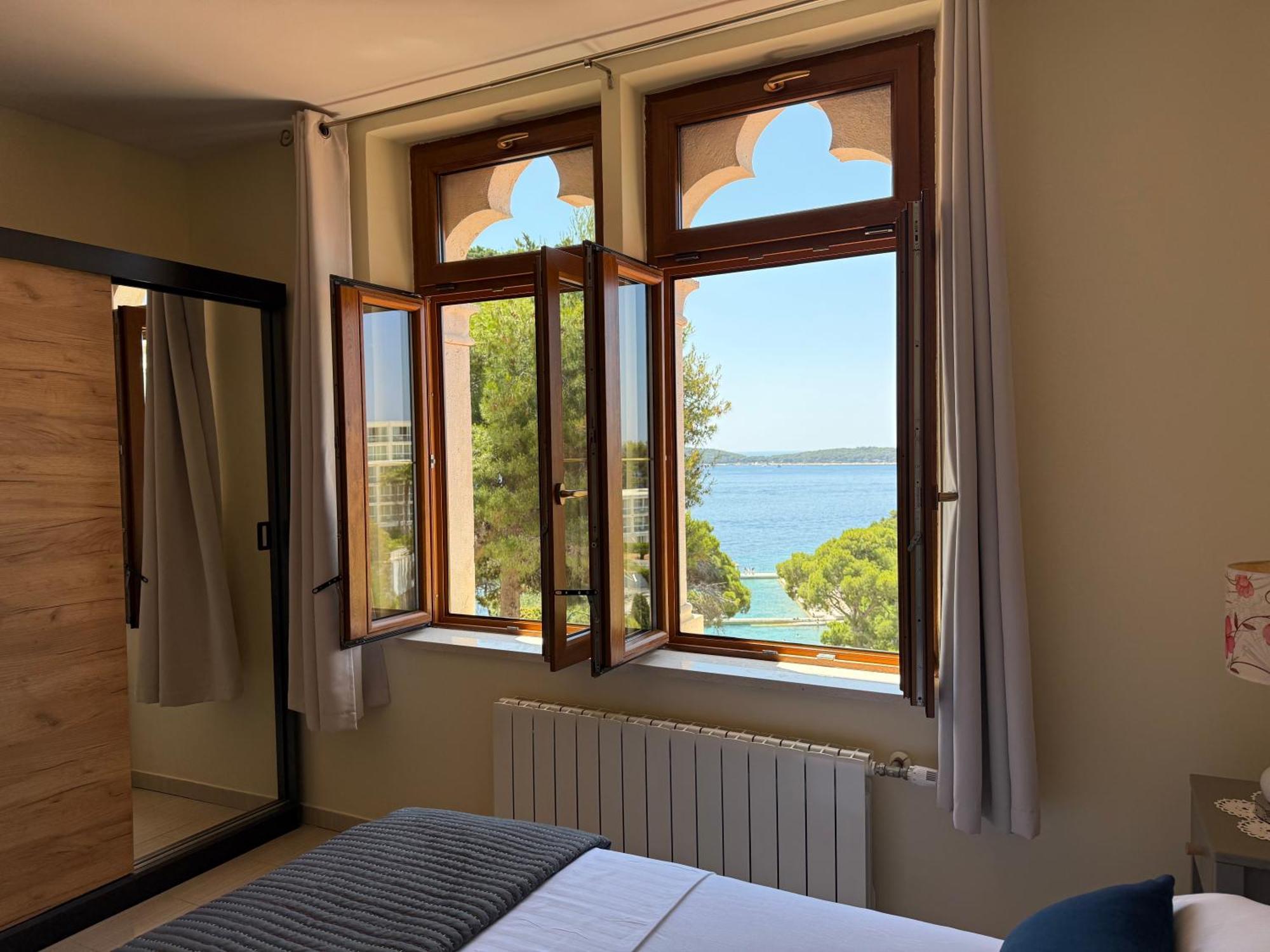 Dinka * Hvar Town